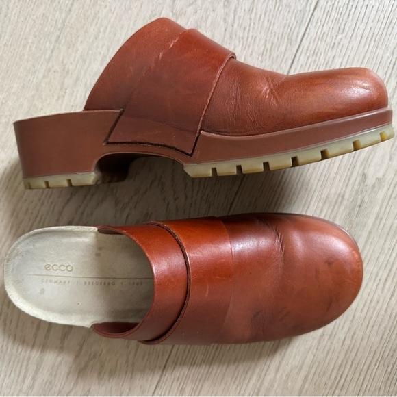 ECCO Comfort
Women's Leather Clog size 38 (US 7-7.5) - Picture 9 of 12